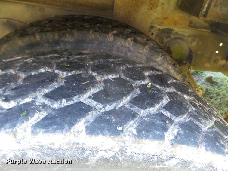 image for item DH3845 1988 International S2300  utility truck