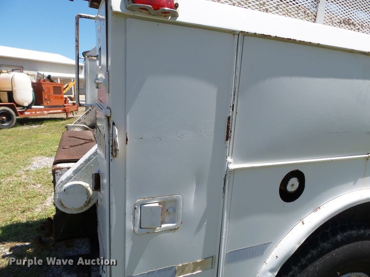 image for item DH3845 1988 International S2300  utility truck