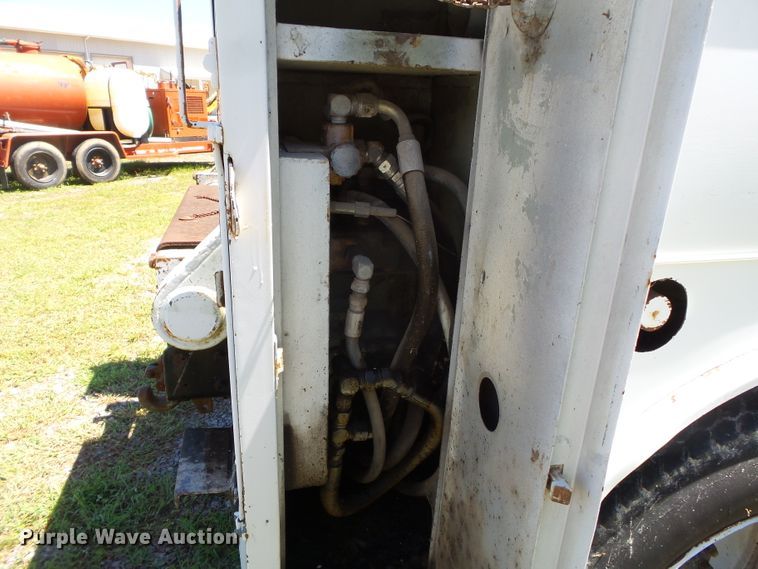 image for item DH3845 1988 International S2300  utility truck