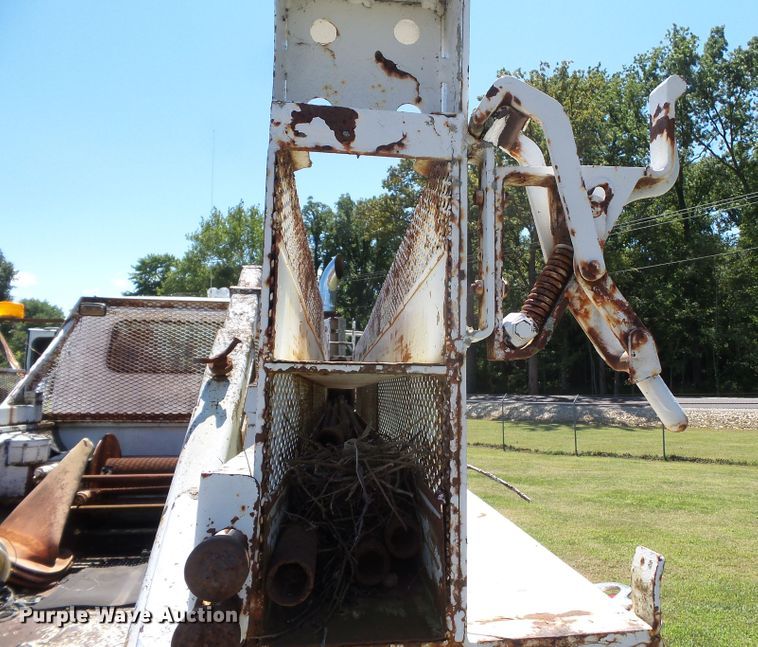 image for item DH3845 1988 International S2300  utility truck