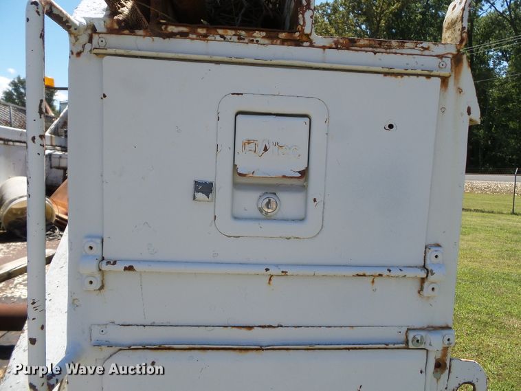 image for item DH3845 1988 International S2300  utility truck