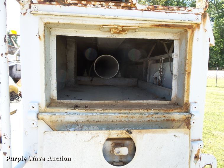 image for item DH3845 1988 International S2300  utility truck