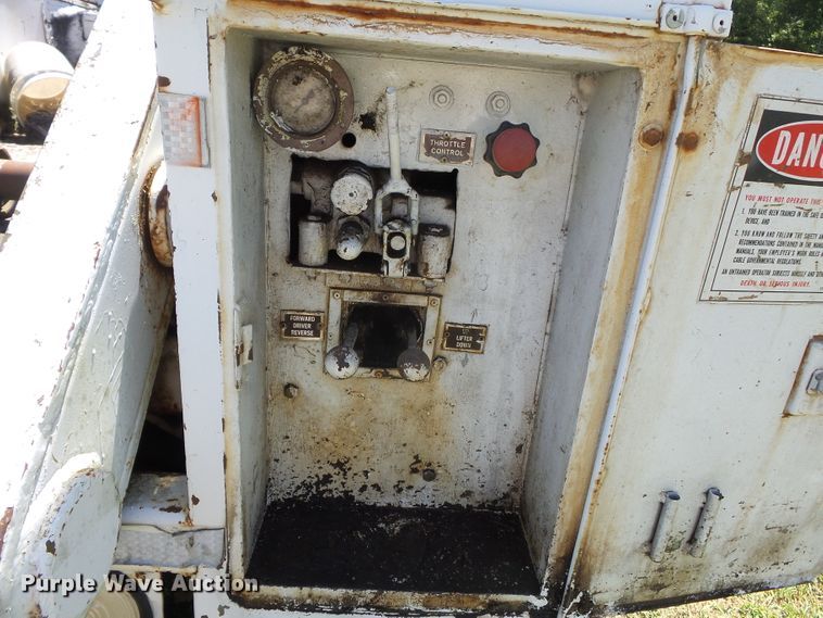 image for item DH3845 1988 International S2300  utility truck