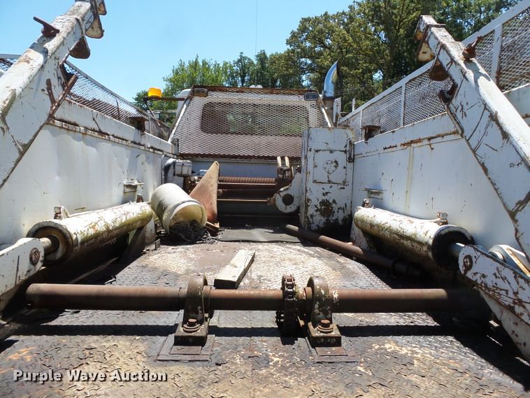 image for item DH3845 1988 International S2300  utility truck