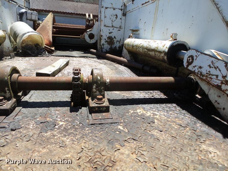 image for item DH3845 1988 International S2300  utility truck