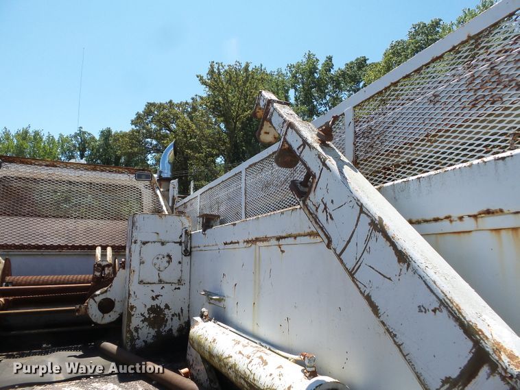 image for item DH3845 1988 International S2300  utility truck