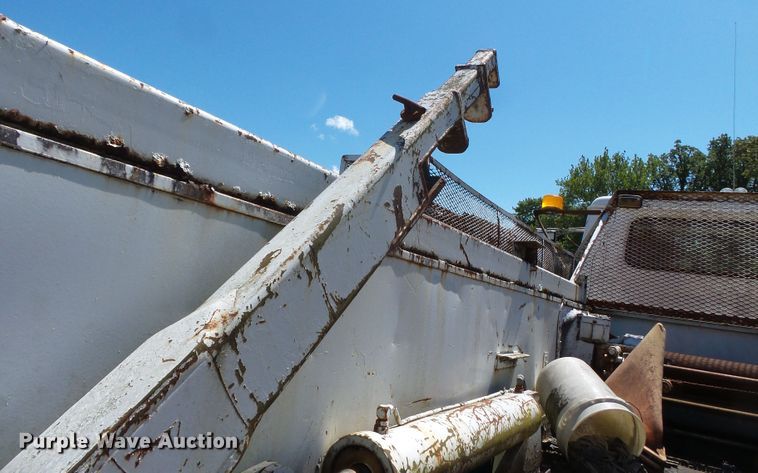 image for item DH3845 1988 International S2300  utility truck