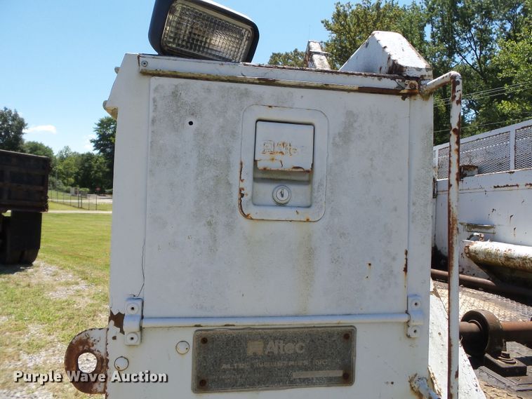 image for item DH3845 1988 International S2300  utility truck