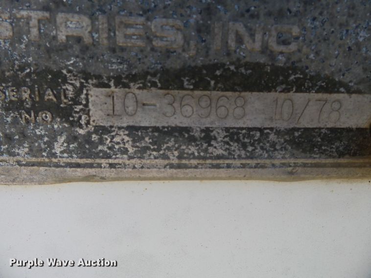 image for item DH3845 1988 International S2300  utility truck