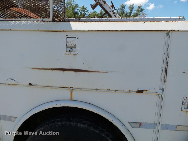 image for item DH3845 1988 International S2300  utility truck