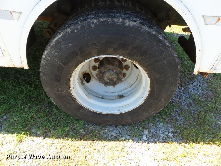 image for item DH3845 1988 International S2300  utility truck