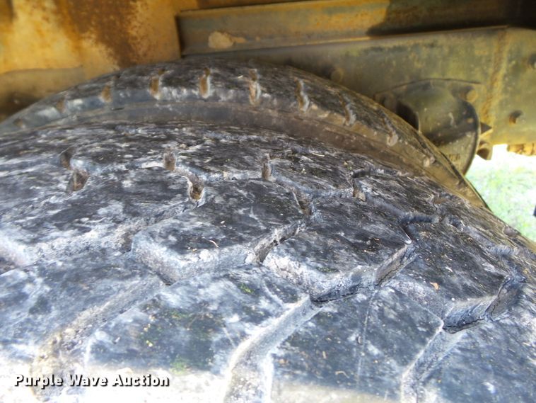 image for item DH3845 1988 International S2300  utility truck