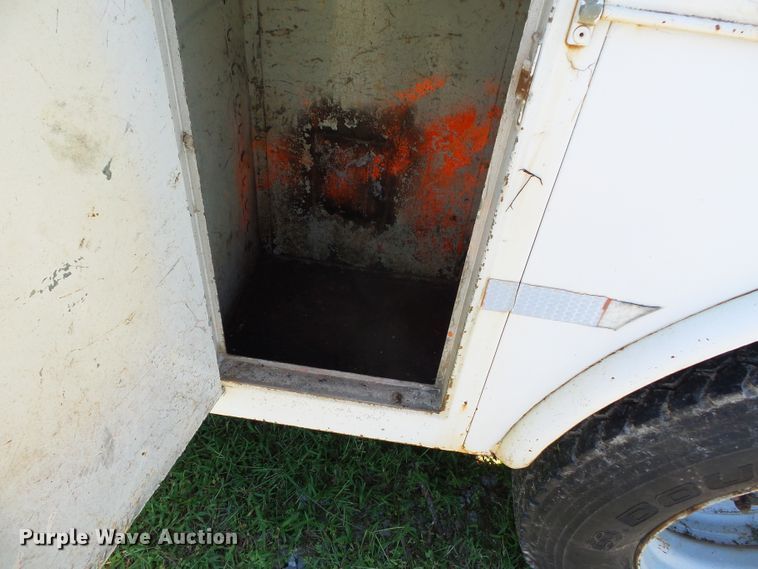 image for item DH3845 1988 International S2300  utility truck