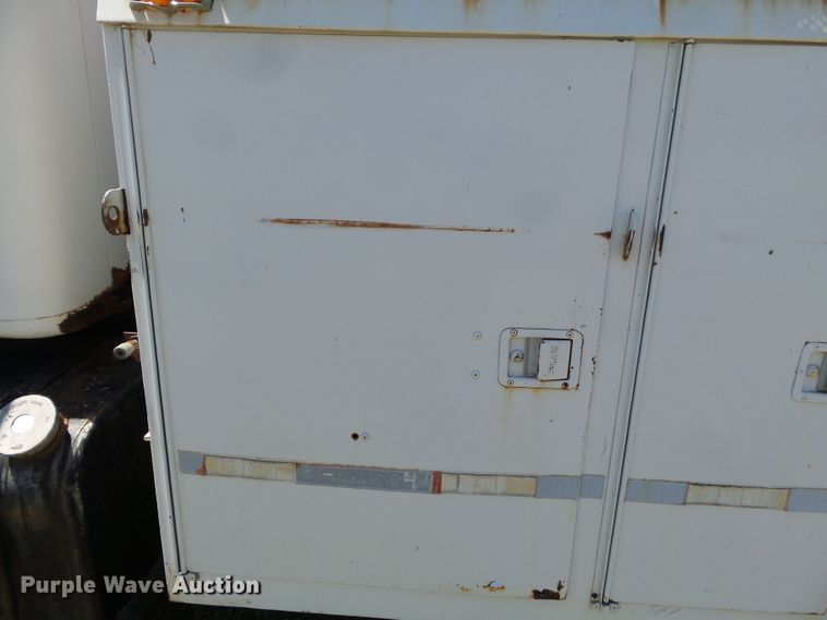 image for item DH3845 1988 International S2300  utility truck