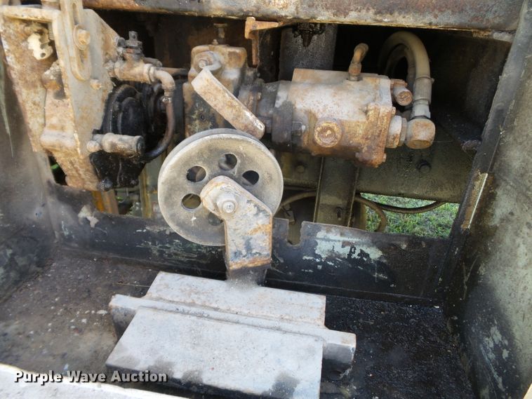 image for item DH3845 1988 International S2300  utility truck