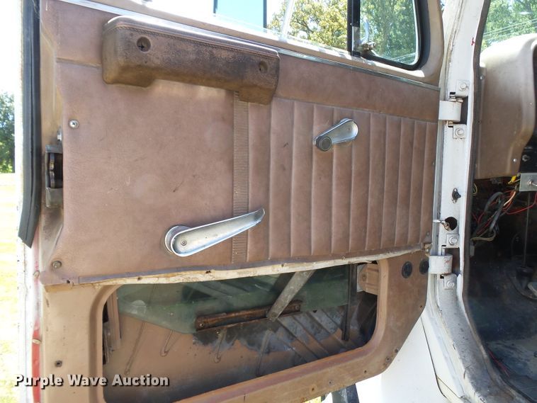 image for item DH3845 1988 International S2300  utility truck