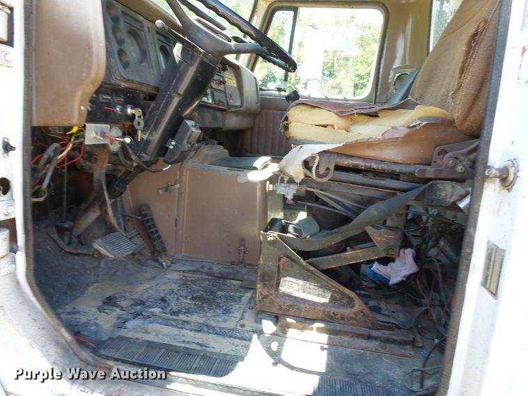 image for item DH3845 1988 International S2300  utility truck