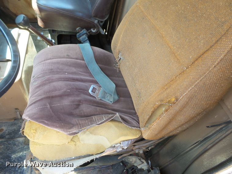 image for item DH3845 1988 International S2300  utility truck