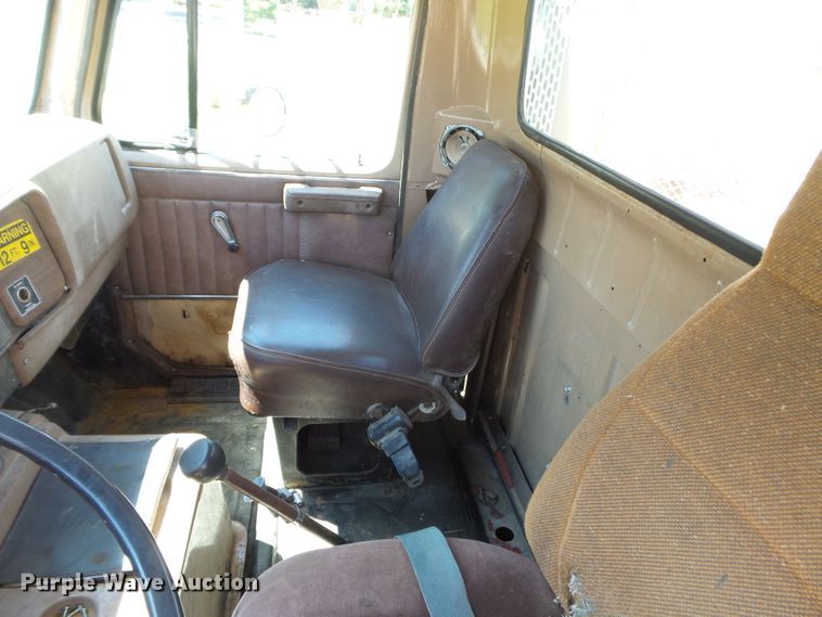 image for item DH3845 1988 International S2300  utility truck