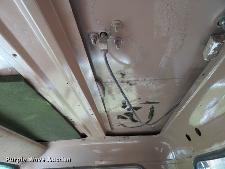 image for item DH3845 1988 International S2300  utility truck