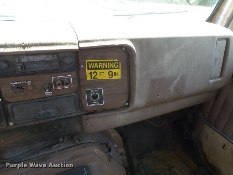 image for item DH3845 1988 International S2300  utility truck