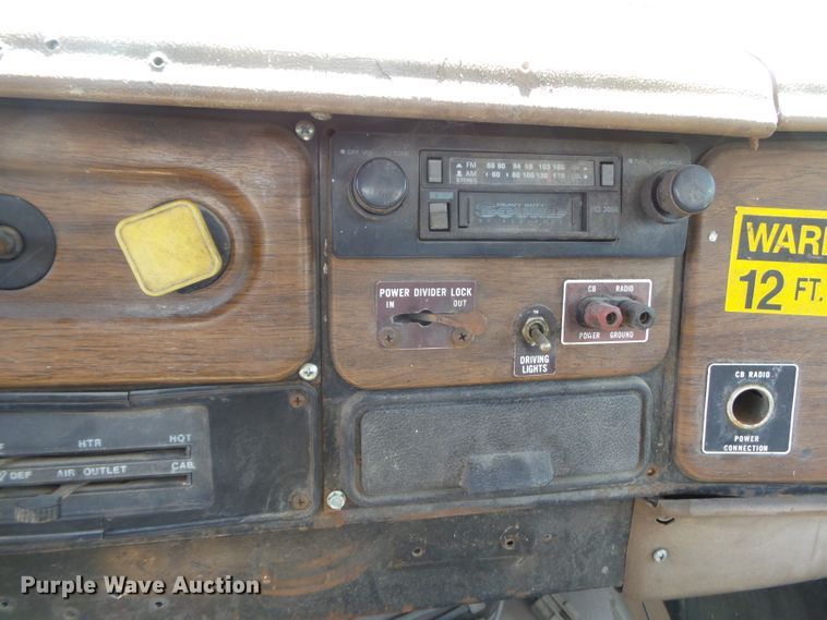 image for item DH3845 1988 International S2300  utility truck