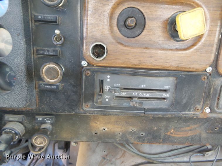 image for item DH3845 1988 International S2300  utility truck