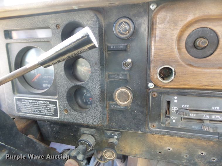 image for item DH3845 1988 International S2300  utility truck