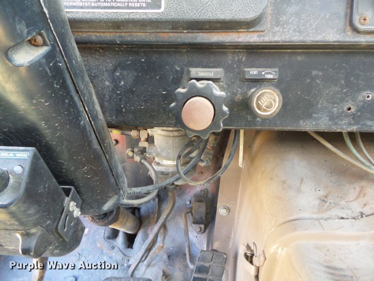 image for item DH3845 1988 International S2300  utility truck