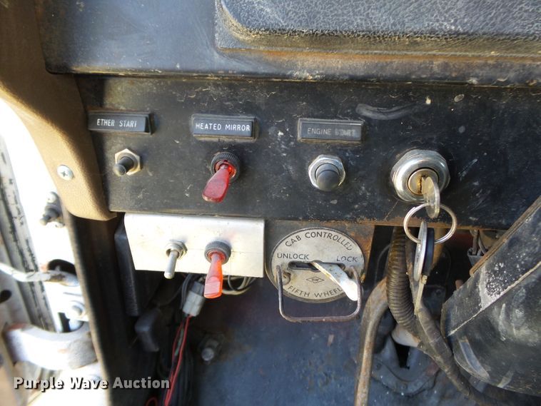 image for item DH3845 1988 International S2300  utility truck