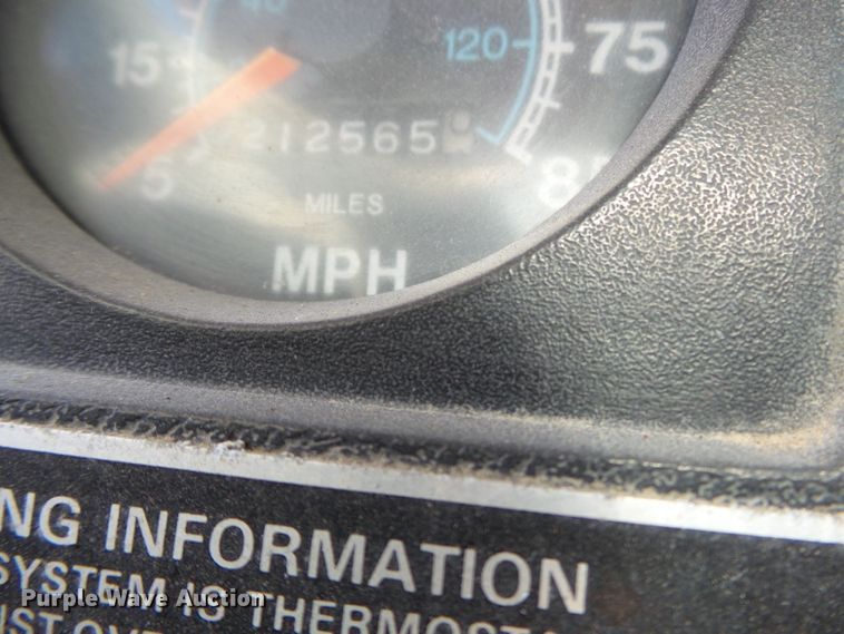 image for item DH3845 1988 International S2300  utility truck