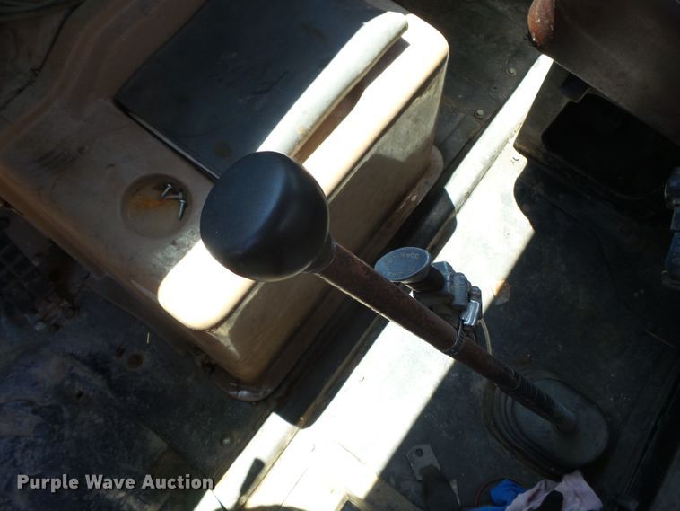 image for item DH3845 1988 International S2300  utility truck