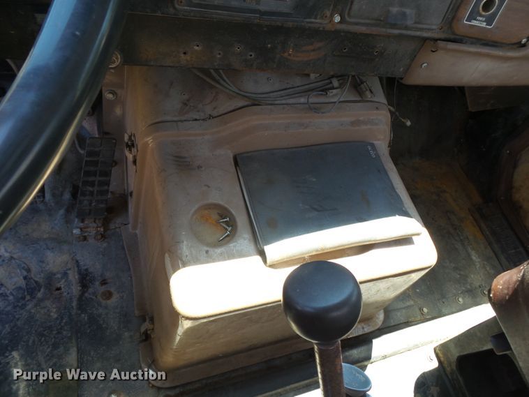 image for item DH3845 1988 International S2300  utility truck