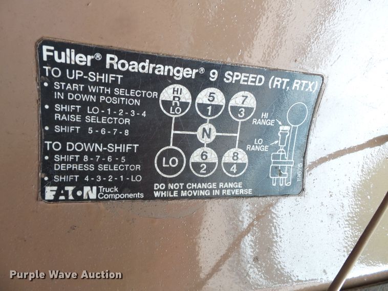 image for item DH3845 1988 International S2300  utility truck