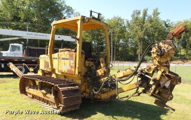 image for item DH3846 1989 John Deere 650G  cable plow