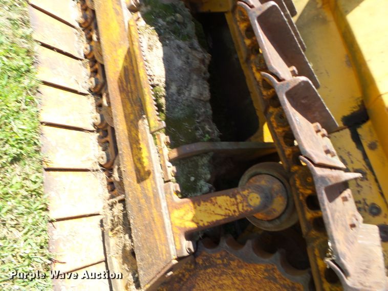 image for item DH3846 1989 John Deere 650G  cable plow