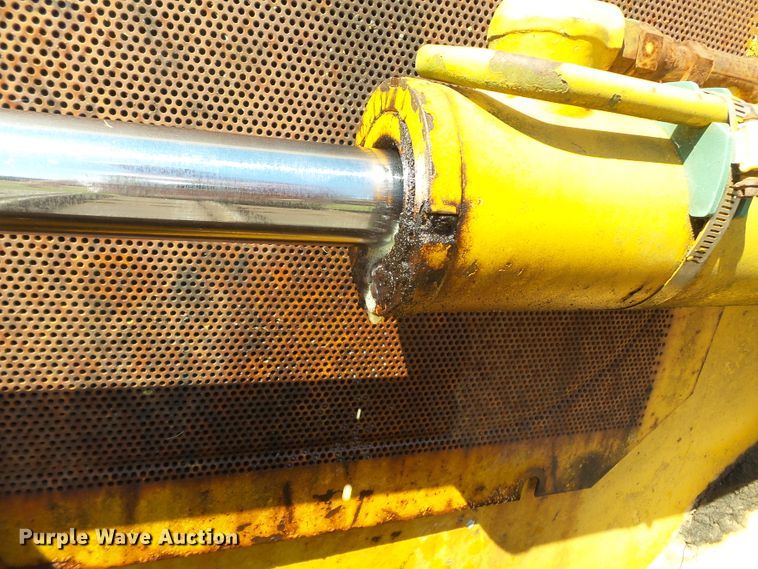 image for item DH3846 1989 John Deere 650G  cable plow