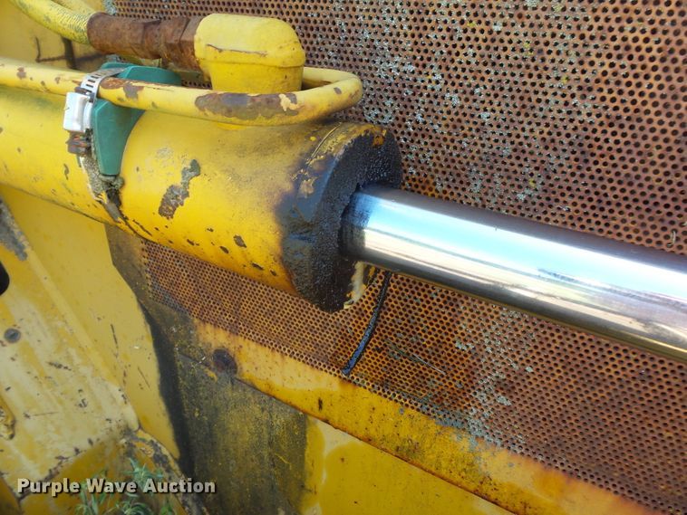 image for item DH3846 1989 John Deere 650G  cable plow