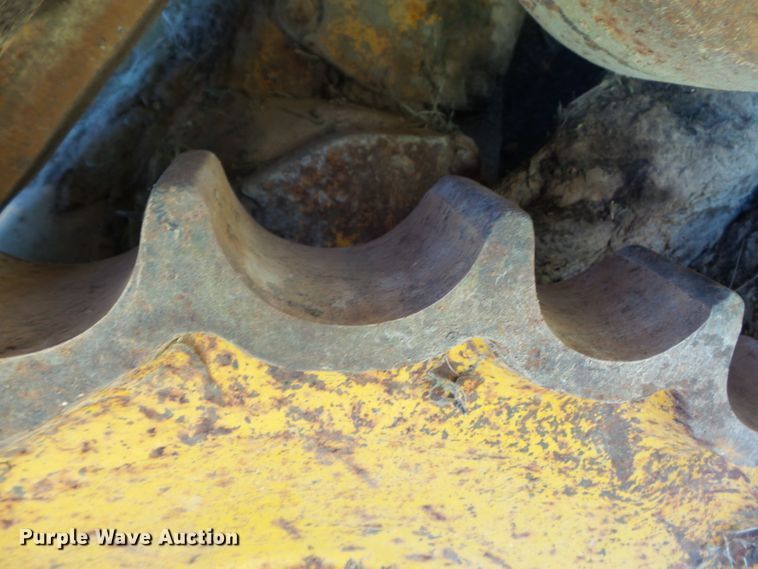 image for item DH3846 1989 John Deere 650G  cable plow