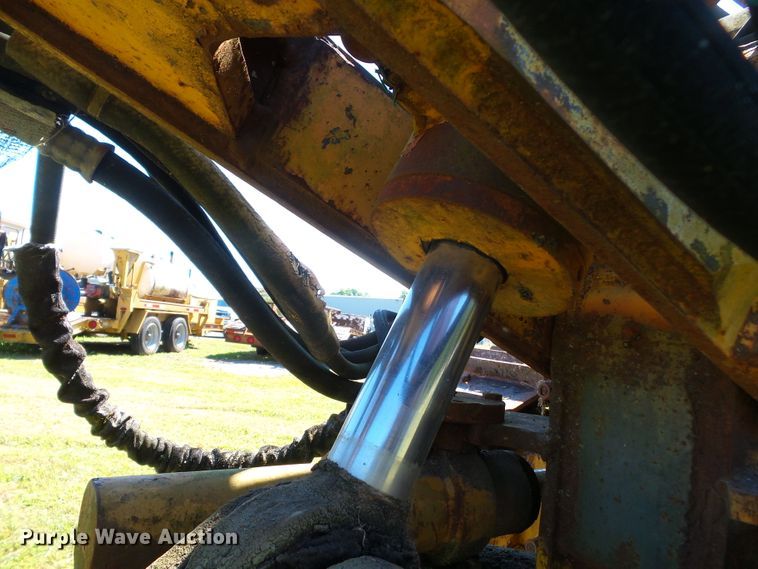 image for item DH3846 1989 John Deere 650G  cable plow