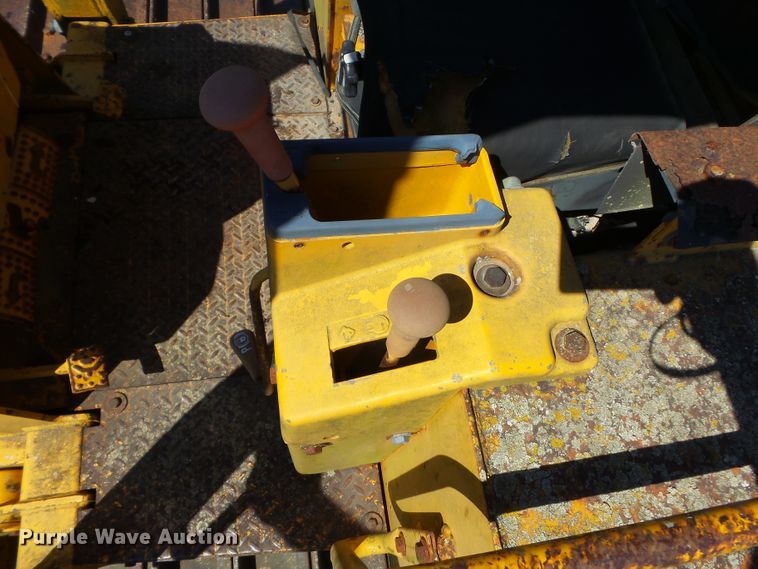 image for item DH3846 1989 John Deere 650G  cable plow