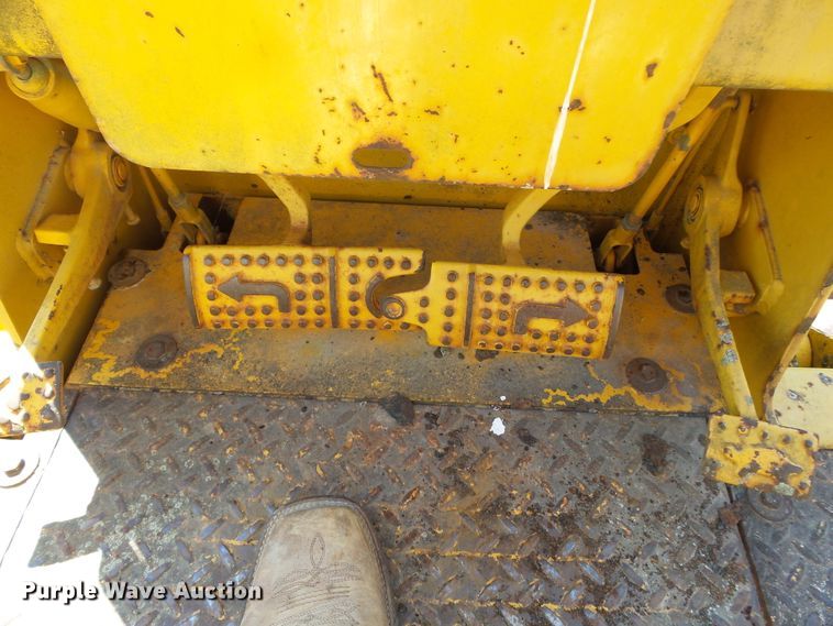 image for item DH3846 1989 John Deere 650G  cable plow