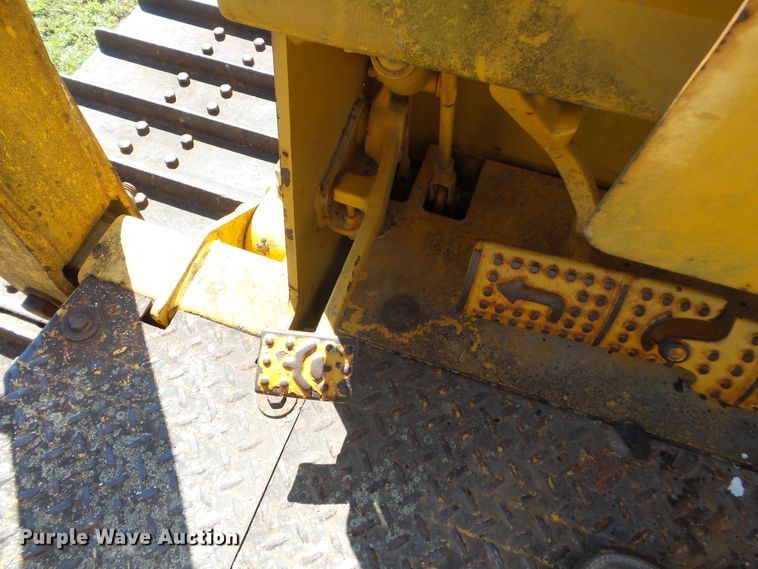 image for item DH3846 1989 John Deere 650G  cable plow