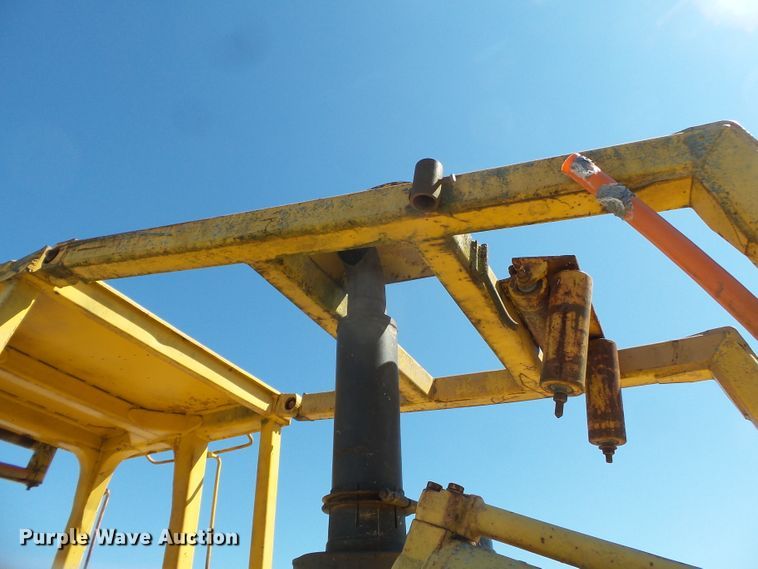 image for item DH3851 1984 Komatsu D65P-8  cable plow