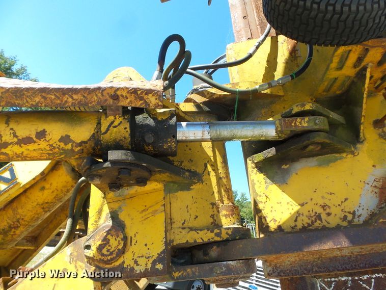 image for item DH3851 1984 Komatsu D65P-8  cable plow