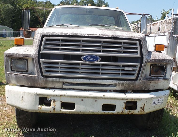 image for item DH3854 1986 Ford F800  truck cab and chassis