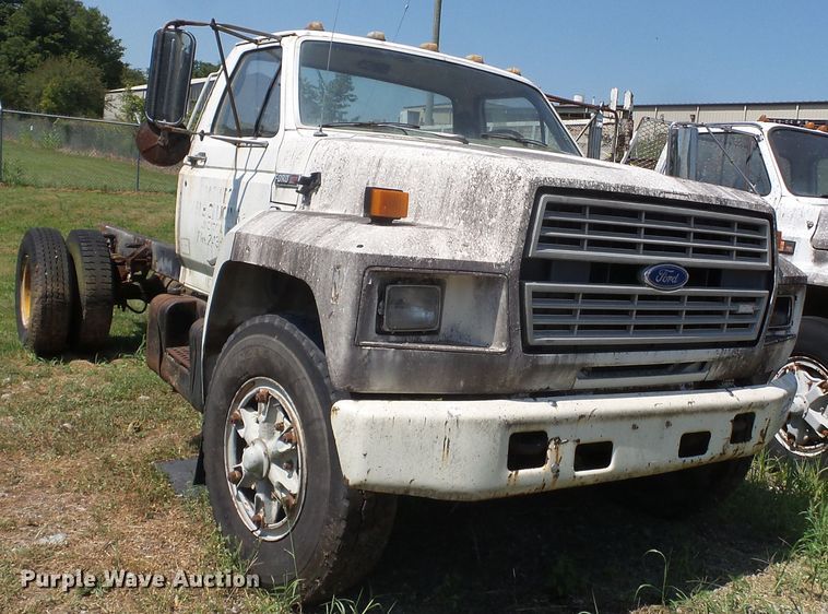 image for item DH3854 1986 Ford F800  truck cab and chassis