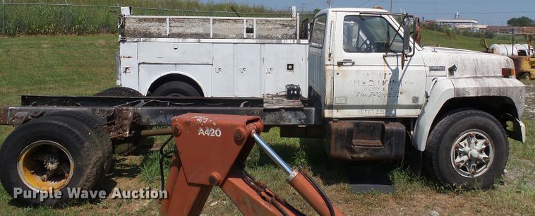 image for item DH3854 1986 Ford F800  truck cab and chassis