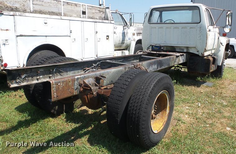 image for item DH3854 1986 Ford F800  truck cab and chassis