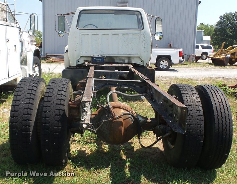 image for item DH3854 1986 Ford F800  truck cab and chassis